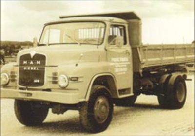 Ein LKW MAN Allrad in leicht gelb Sepia